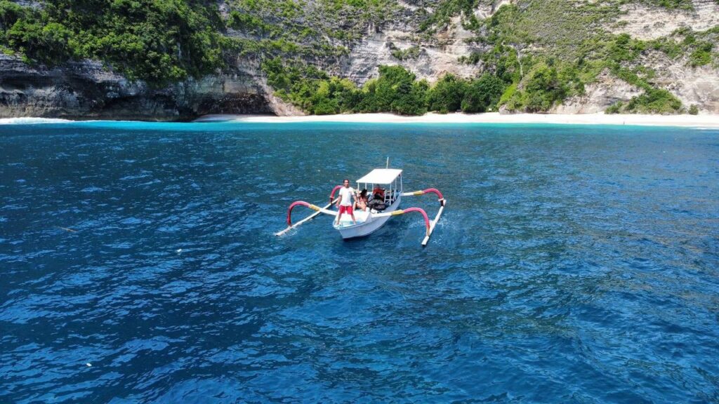 Boat can't dock at Kelingking Beach Nusa Penida